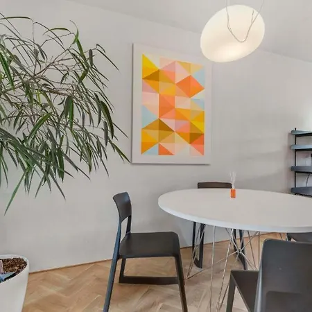 Elegant Escape - Modern & * Pressburg
